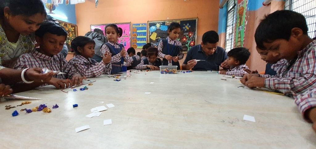 avanta team csr activity rakhi making