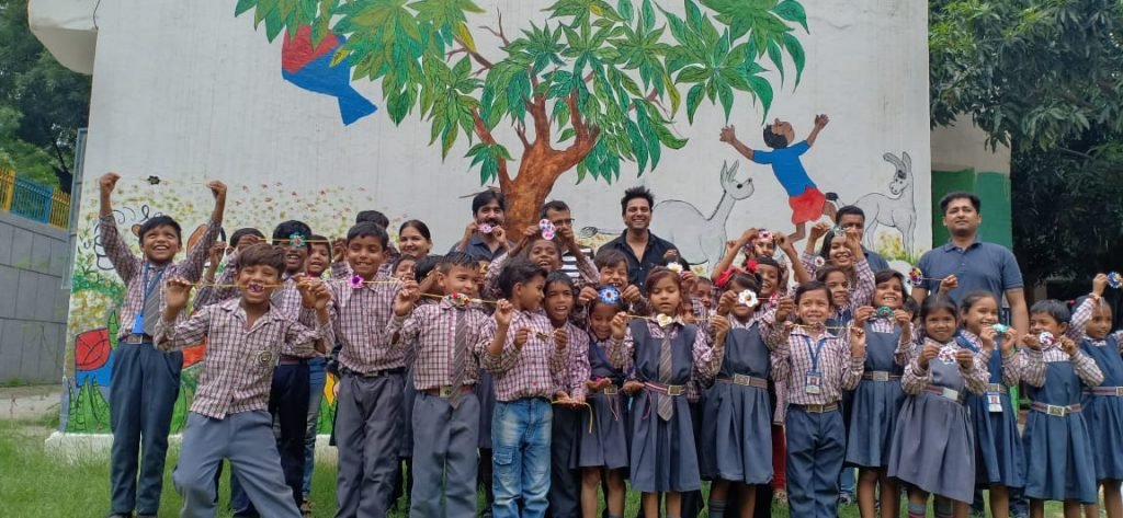 avanta team csr activity rakhi making