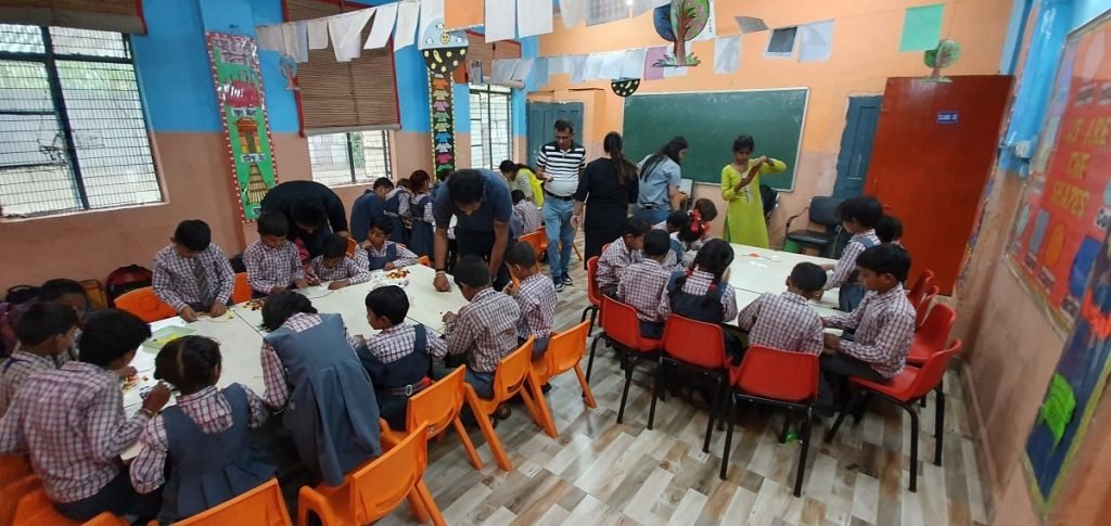 avanta team csr activity rakhi making