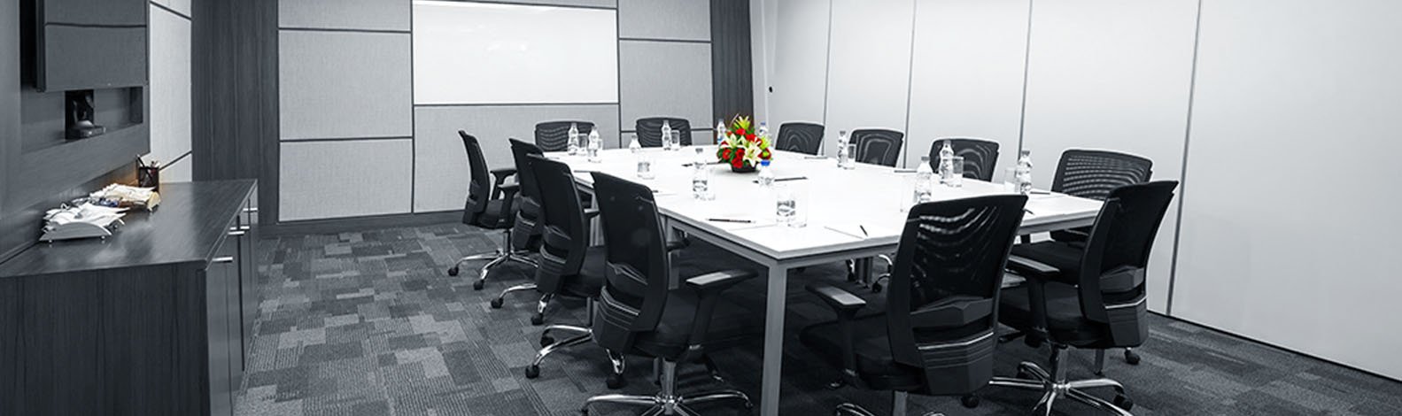 What are the essential elements to look for in a meeting room in Delhi?